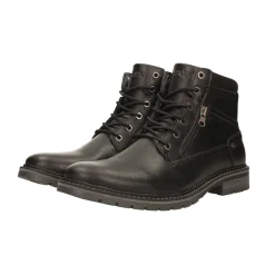 Anfibi con suola carrarmato.