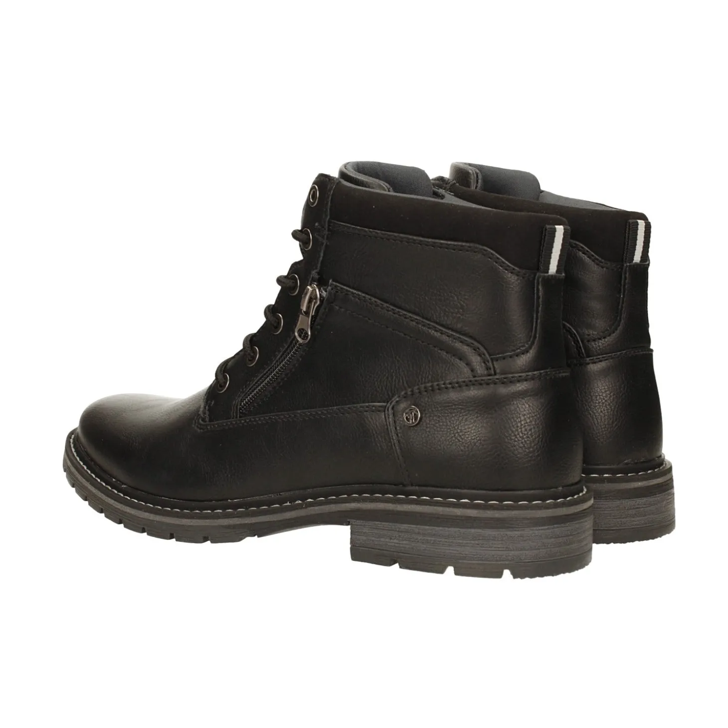 Anfibi con suola carrarmato.