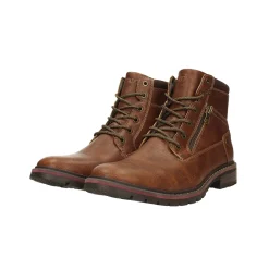 Anfibi con suola carrarmato.