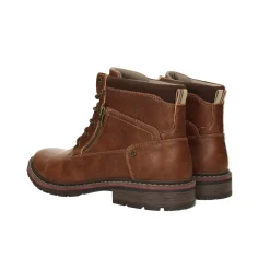 Anfibi con suola carrarmato.