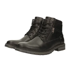 Anfibi con suola carrarmato.