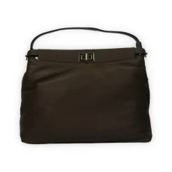 Borsa a secchiello con chiusura.