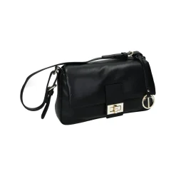 Borsa a tracolla con patta e chiusura