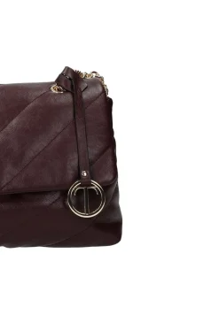 Borsa a tracolla con patta a chiusura.