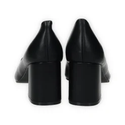 Décolleté a punta con tacco