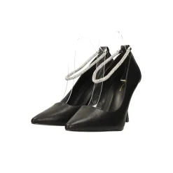 Décolleté con cinturino alla caviglia ricoperto di strass. Tacco alto 9cm