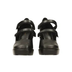 Décolleté con punta squadrata e doppio cinturino. Tacco alto 9cm