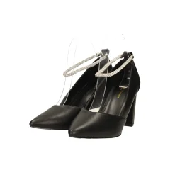 Décolleté con scollo a punta e cinturino alla caviglia con strass. Tacco alto 8cm