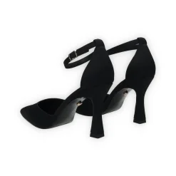 Décolleté con tacco e cinturino alla caviglia.