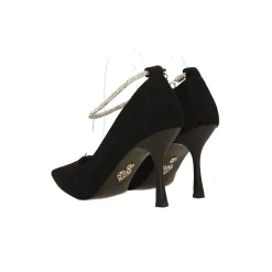 Décolleté in microfibra con cinturino ricoperto di strass. Tacco alto 9cm