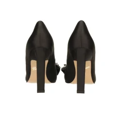 Décolleté in satin con fiocco luccicante sulla punta. Tacco triangolare alto 10.5cm