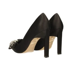 Décolleté in satin con fiocco luccicante sulla punta. Tacco triangolare alto 10.5cm