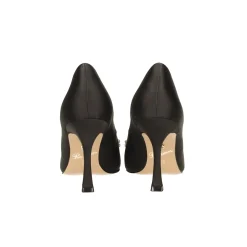 Décolleté in tessuto satin.. con fiocco tempestato di strass. Tacco alto 9cm