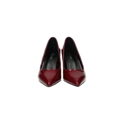 Décolleté in vernice.