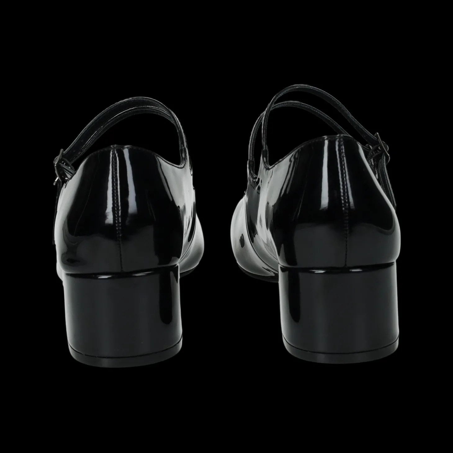 Dècolletè in vernice.