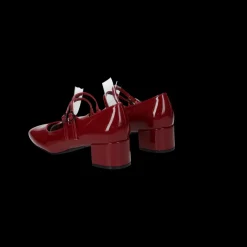 Dècolletè in vernice.