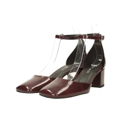 Décolleté in vernice a punta quadrata. Made in Italy. Tacco alto 5.5cm