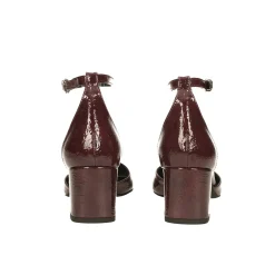 Décolleté in vernice a punta quadrata. Made in Italy. Tacco alto 5.5cm