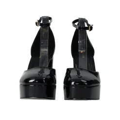 Décolleté in vernice con cinturino. Tacco alto 10.5 cm