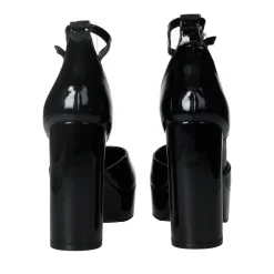 Décolleté in vernice con cinturino. Tacco alto 10.5 cm