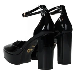 Décolleté in vernice con cinturino. Tacco alto 10.5 cm