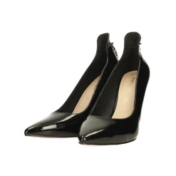 Décolleté in vernice con pendaglio. Tacco alto 10cm