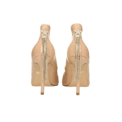 Décolleté in vernice con pendaglio. Tacco alto 10cm