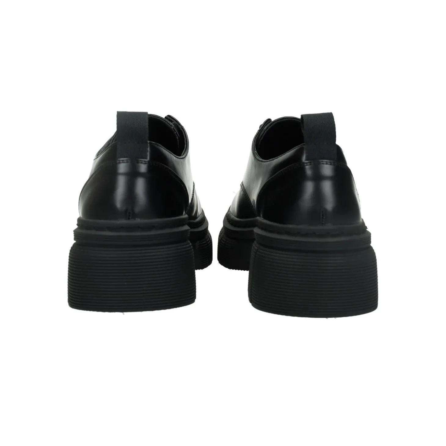 Derby con suola carrarmato.Tacco alto 4cm