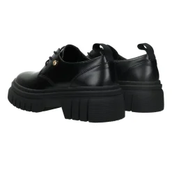 Derby con suola carrarmato.Tacco alto 4cm