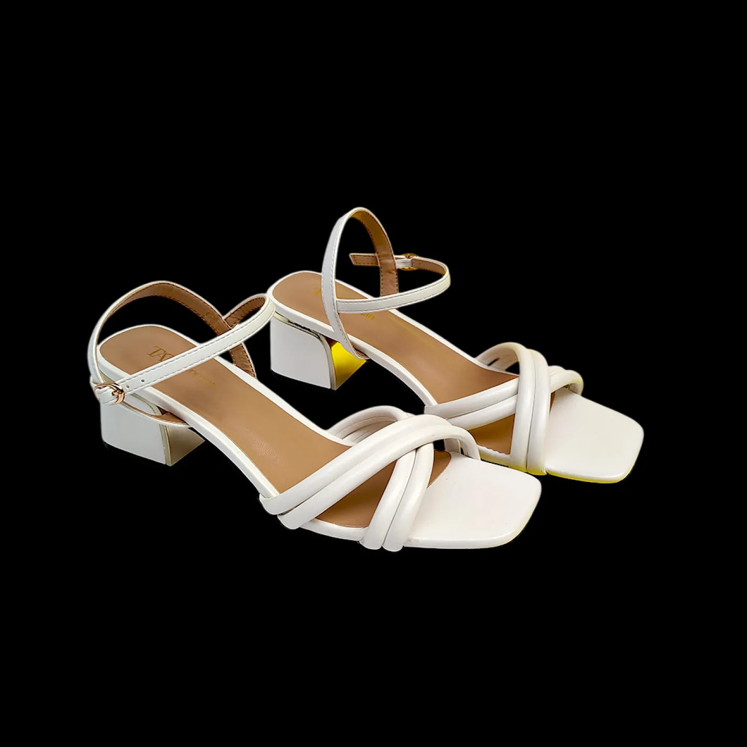 Sandali con fascia tubolare intrecciata. Tacco alto 6cm