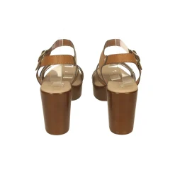 Sandali con intreccio sul davanti. Tacco alto 8.5cm