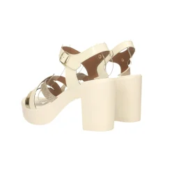 Sandali con intreccio sul davanti. Tacco alto 8.5cm