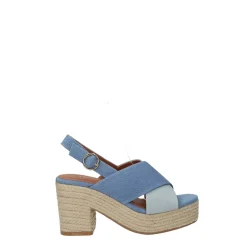 Sandali con zeppa e tacco in paglia.