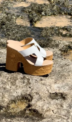 Sandali con zeppa. Made in Italy