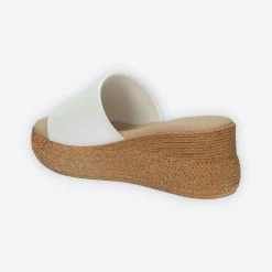 Sandali con zeppa.Altezza tacco: Made in Italy