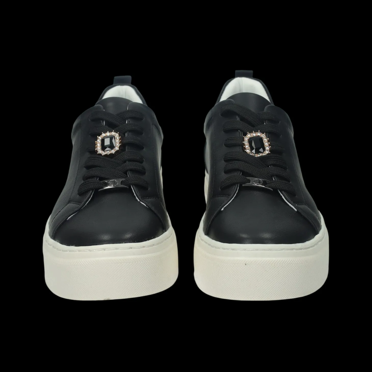 Sneakers con dettaglio in gioiello.Tacco alto 4 cm