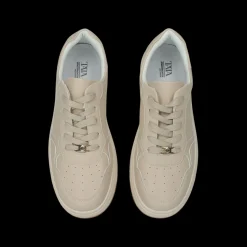 Sneakers con tomaia traforata.Tacco alto 3 cm