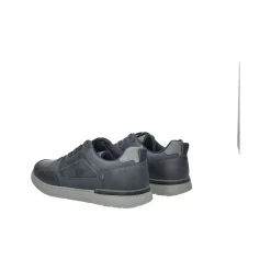 Sneakers in memory active.