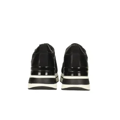 Sneakers nere con inserti in tessuto. Tacco alto 4cm