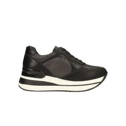 Sneakers nere con inserti in tessuto. Tacco alto 4cm