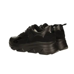 Sneakers total black. Suola alta 5cm