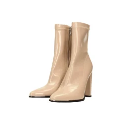 Stivaletti in vernice con profilo metallico in punta. Tacco alto 10.5cm