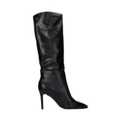 Stivali a punta. Tacco alto 9 cm