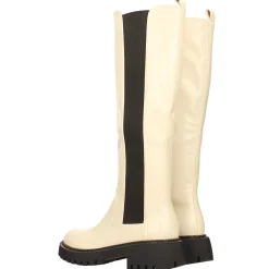 Stivali con suola carrarmato. Tacco alto 4.5cm