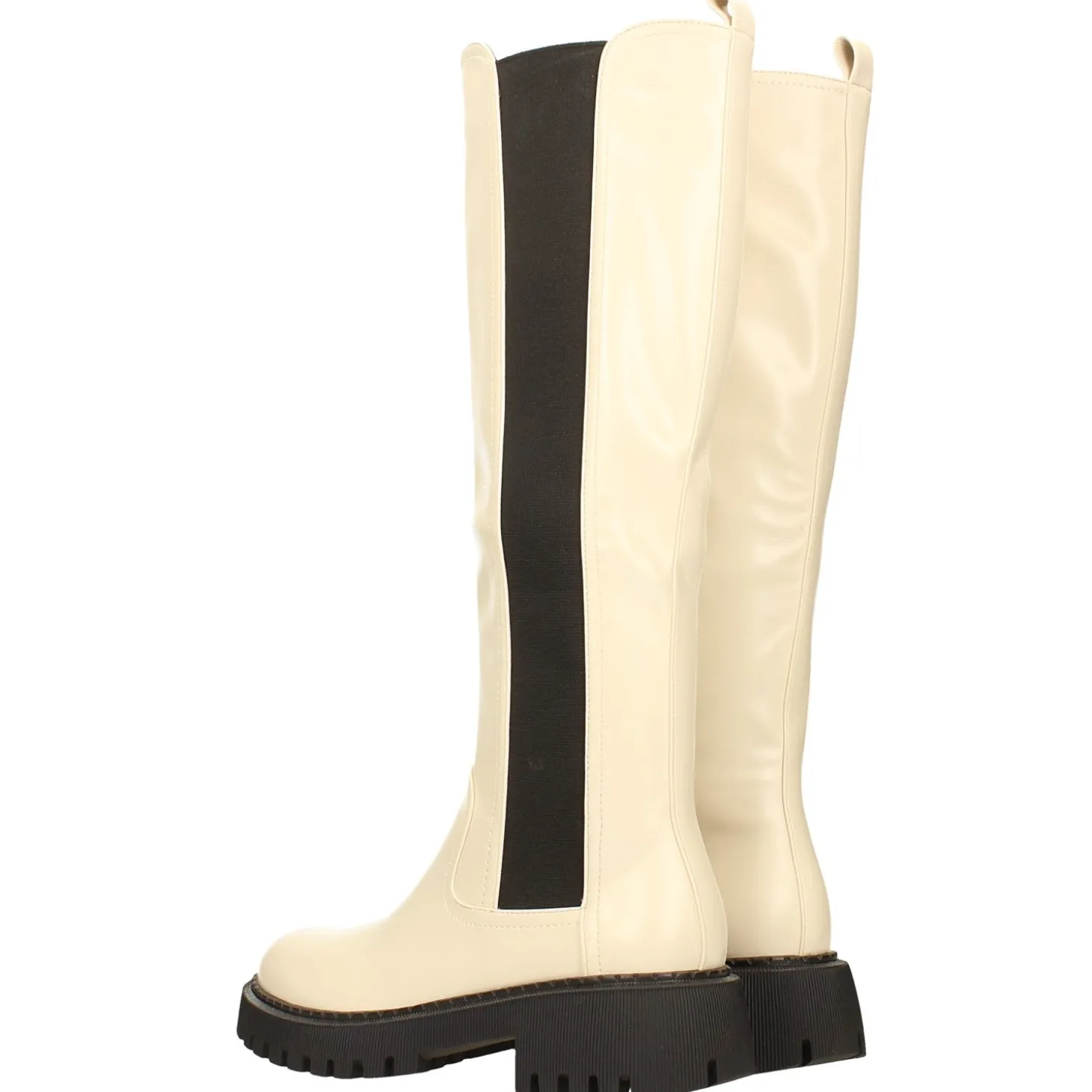 Stivali con suola carrarmato. Tacco alto 4.5cm