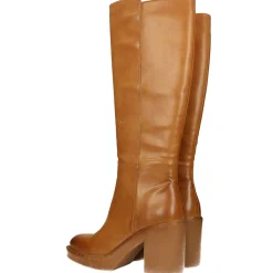 Stivali cuoio platform con punta squadrata. Tacco largo alto 8cm