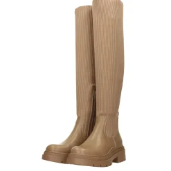 Stivali marroni con tomaia in tessuto elasticizzato. Tacco alto 5cm